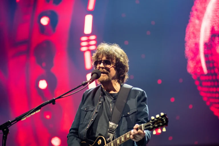 Jeff Lynne Net Worth in 2024 – Age, Height, Spouse, and Bio